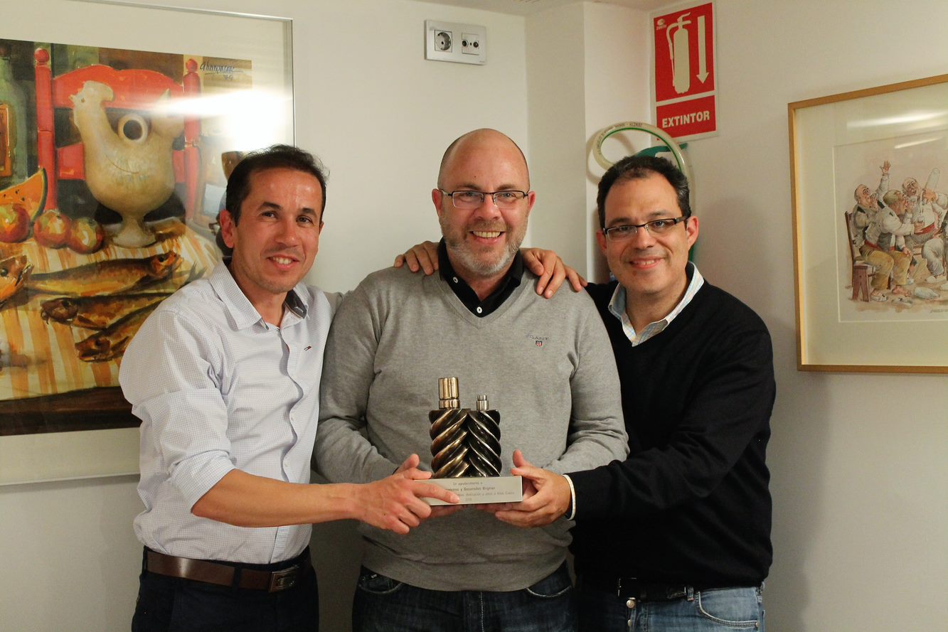 Manuel Jiménez Costa con compañeros de Atlas Copco en la entrega del premio a nuestra dedicación durante 25 años.